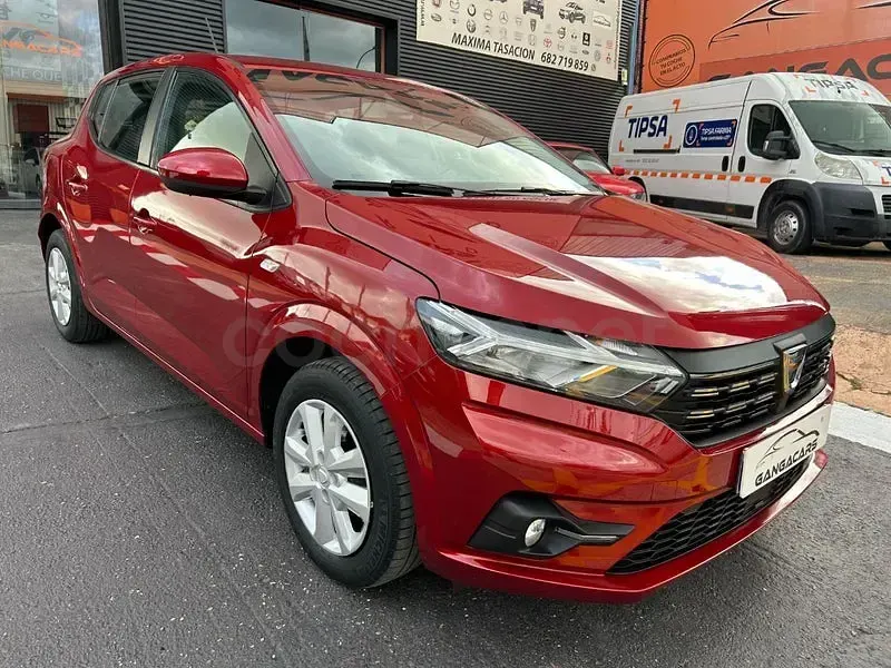 Usado Dacia Sandero Comfort 101 CV (74 kW) 2021 Granate Berlina