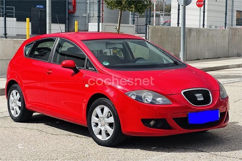 Usado Seat Leon Stylance 105 CV (77 kW) 2008 Rojo Utilitario