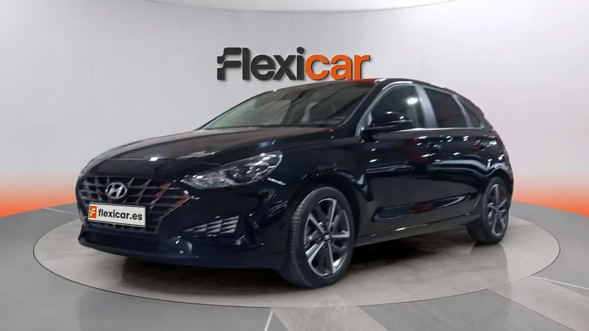Usado Hyundai i30 110 CV (80 kW) 2024 Negro Berlina