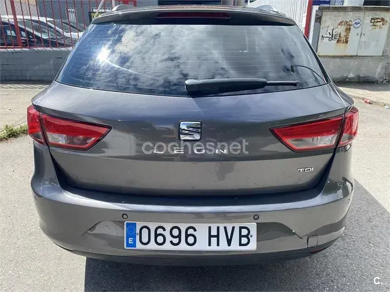 Usado Seat Leon ST Reference 105 CV (77 kW) 2014 Gris / plata Familiar