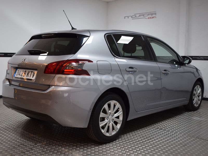 Usado Peugeot 308 Style 130 CV (95 kW) 2019 Gris / plata Berlina