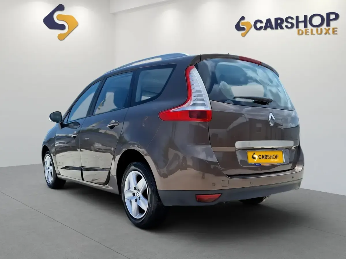Usado Renault Scénic Bose Edition 110 CV (80 kW) 2016 Marrón