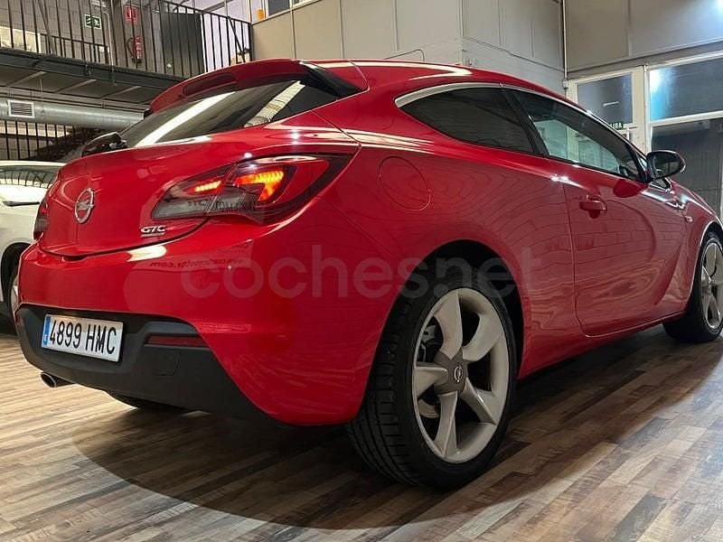 Usado Opel Astra GTC Sportive 140 CV (102 kW) 2012 Rojo Berlina