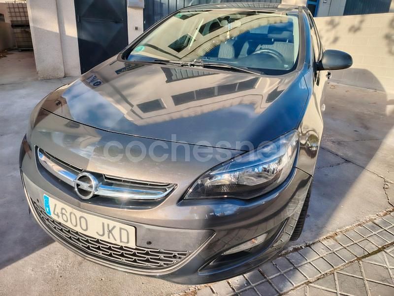 Gris / plata Usado 2015 Opel Astra Selective Berlina | 6499 € (Buen precio) - Imagen 1/4