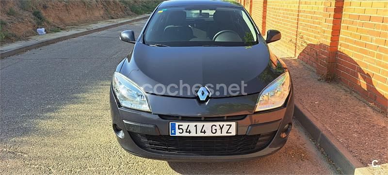 Usado Renault Mégane 85 CV (62 kW) 2010 Gris / plata Berlina