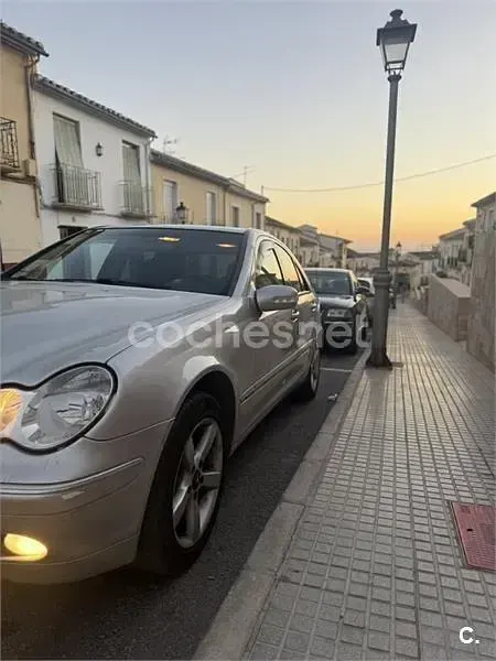Usado Mercedes C220 Elegance 143 CV (105 kW) 2002 Gris / plata Berlina
