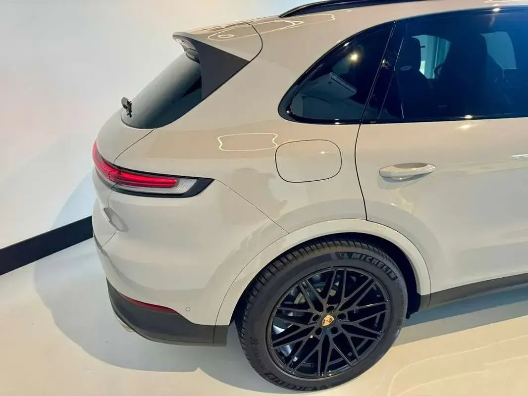 Usado Porsche Cayenne E-Hybrid 470 CV (345 kW) 2025 Gris SUV