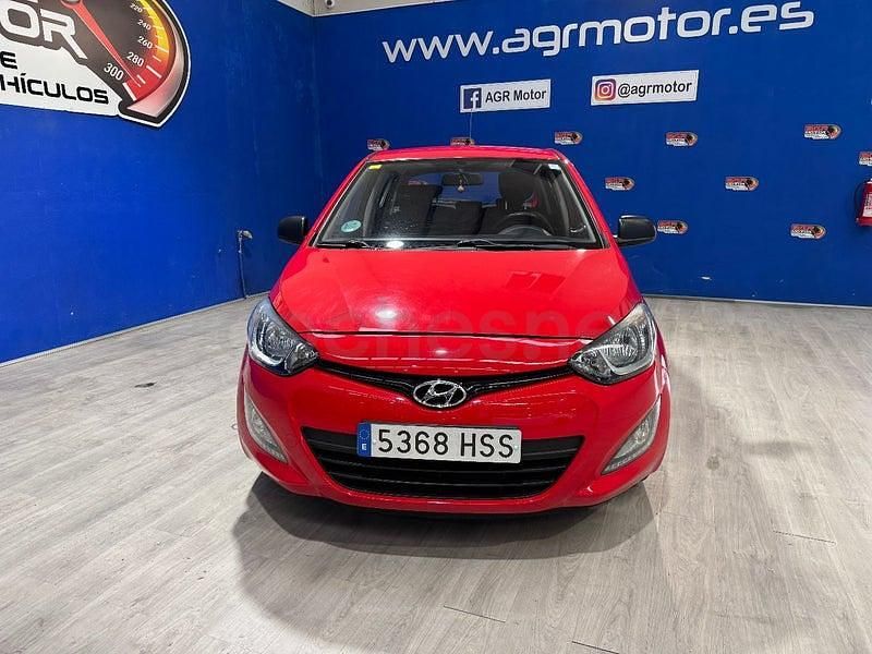 Usado Hyundai i20 Base 85 CV (62 kW) 2013 Rojo Utilitario