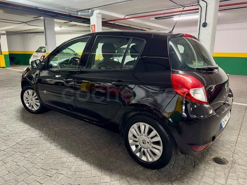 Usado Renault Clio III Collection 75 CV (55 kW) 2012 Negro Berlina
