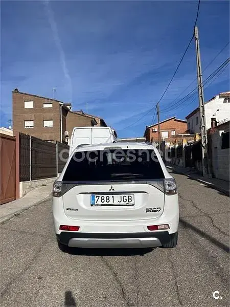 Usado Mitsubishi Outlander P-HEV 203 CV (149 kW) 2015 Blanco SUV