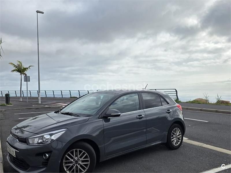 Usado Kia Rio Sport 100 CV (73 kW) 2022 Gris / plata Berlina