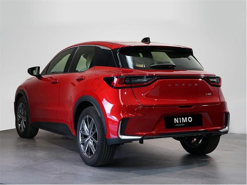 Usado Lexus LBX 136 CV (100 kW) 2024 Rojo hollywood SUV