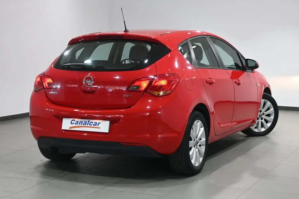 Usado Opel Astra Cosmo 110 CV (80 kW) 2010 Rojo