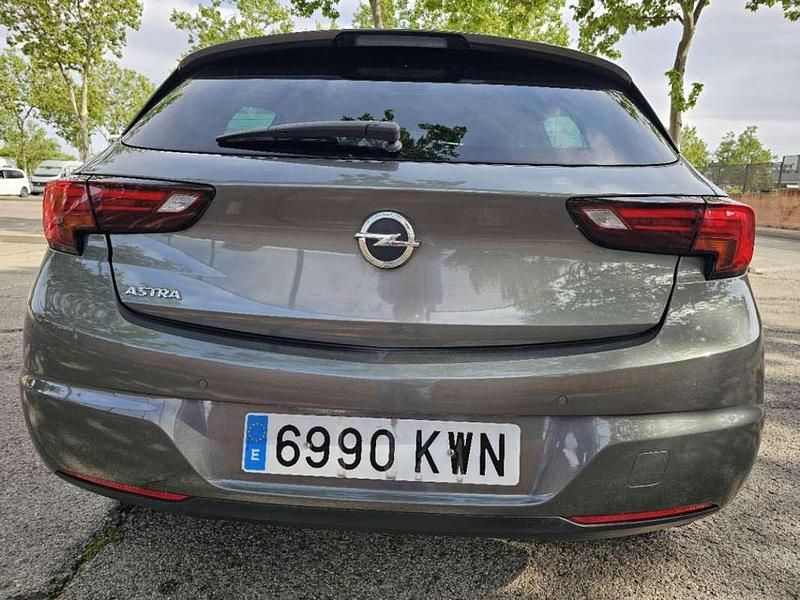 Usado Opel Astra Dynamic 125 HP (91 kW) 2019 Castanho Citadino
