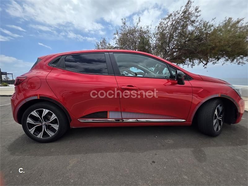 Begagnad Renault Clio V Evolution 90 HK (66 kW) 2023 Röd Sedan