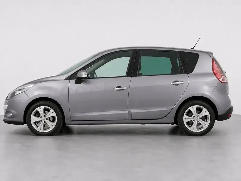 Usado Renault Scénic III Dynamique 110 CV (80 kW) 2011 Gris / plata Monovolumen