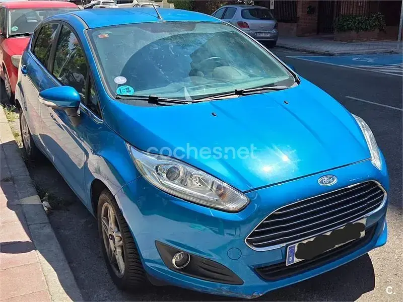 Usado Ford Fiesta Titanium 100 CV (73 kW) 2013 Azul Berlina
