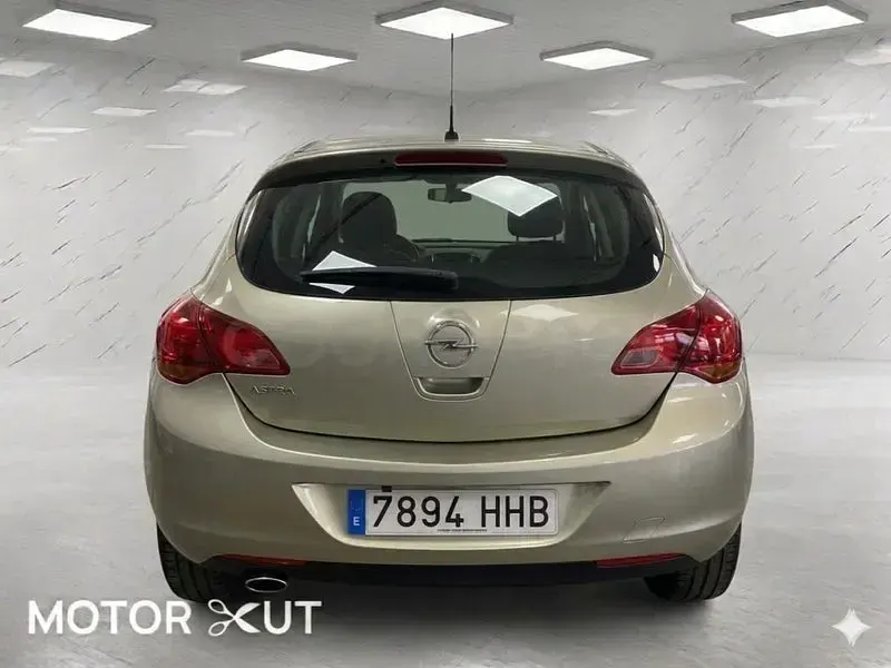 Usado Opel Astra Excellence 140 CV (102 kW) 2014 Verde Berlina