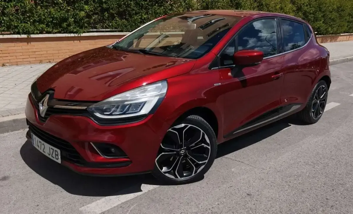 Begagnad Renault Clio IV 90 HK (66 kW) 2017 Röd Halvkombi