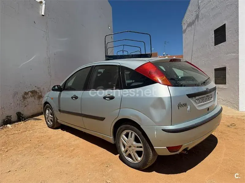 Usado Ford Focus Trend 100 CV (73 kW) 2003 Gris / plata Berlina