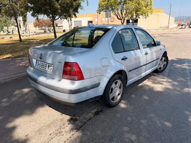 Usado VW Bora Conceptline 90 CV (66 kW) 1999 Gris / plata Berlina