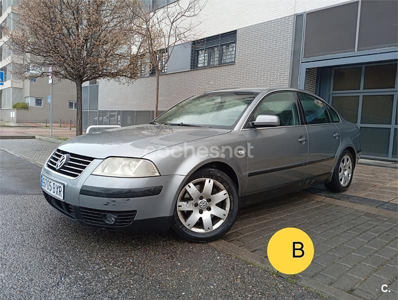 Usado VW Passat Highline 170 CV (125 kW) 2002 Gris / plata Berlina