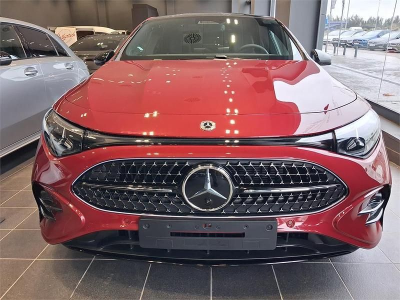 Nuevo Mercedes CLA180 136 CV (100 kW) 2026 Rojo Berlina
