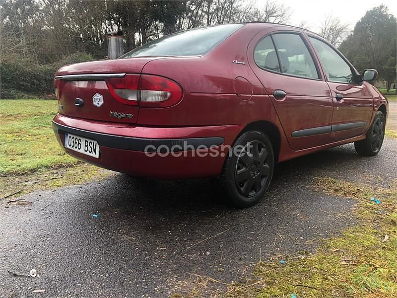 Usado Renault Mégane II Authentique 80 CV (58 kW) 2002 Granate Berlina