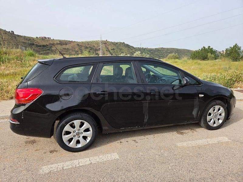 Usado Opel Astra Selective 110 CV (80 kW) 2015 Negro Familiar