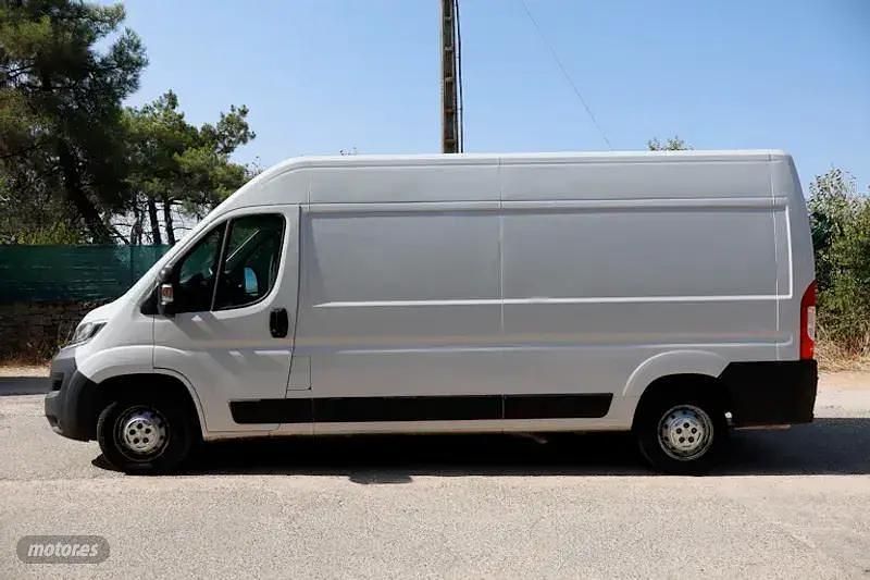 Usado Citroën Jumper 140 CV (102 kW) 2021 Blanco Monovolumen