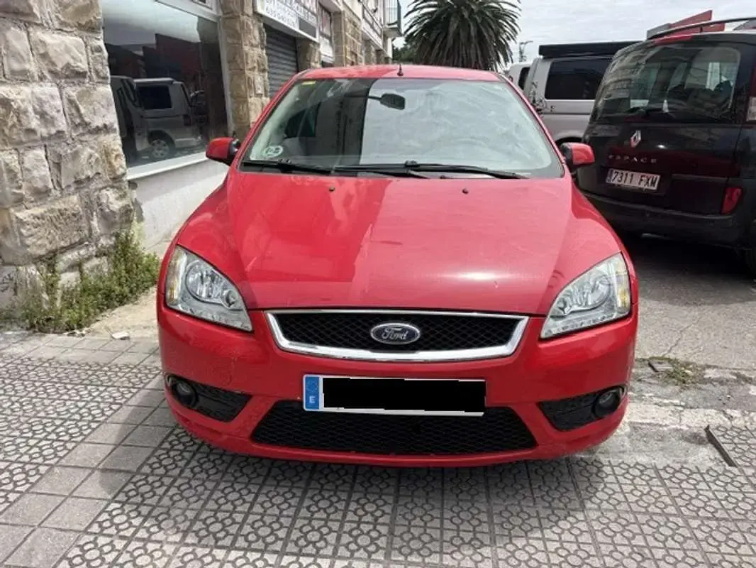 Usado Ford Focus Trend 90 CV (66 kW) 2007 Rojo Utilitario