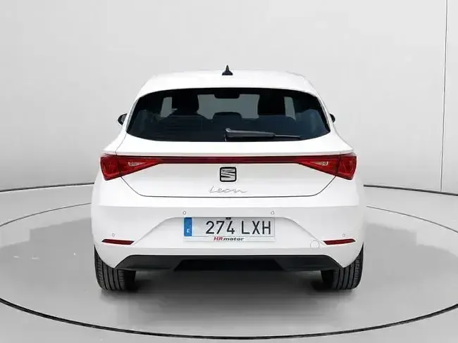 Usado Seat Leon Style 130 CV (95 kW) 2022 Blanco Berlina
