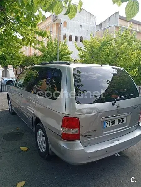 Usado Kia Carnival LX 144 CV (105 kW) 2005 Gris / plata Monovolumen