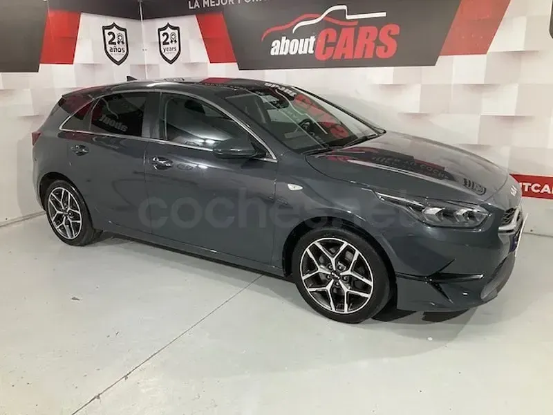 Usado Kia Ceed 120 CV (88 kW) 2023 Gris / plata Utilitario