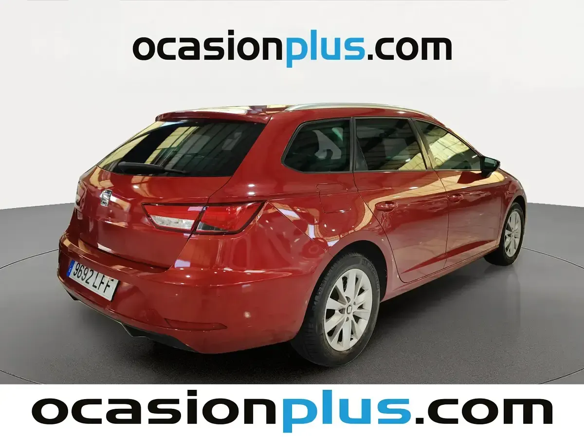 Usado Seat Leon Style 115 CV (84 kW) 2020 Rojo Familiar