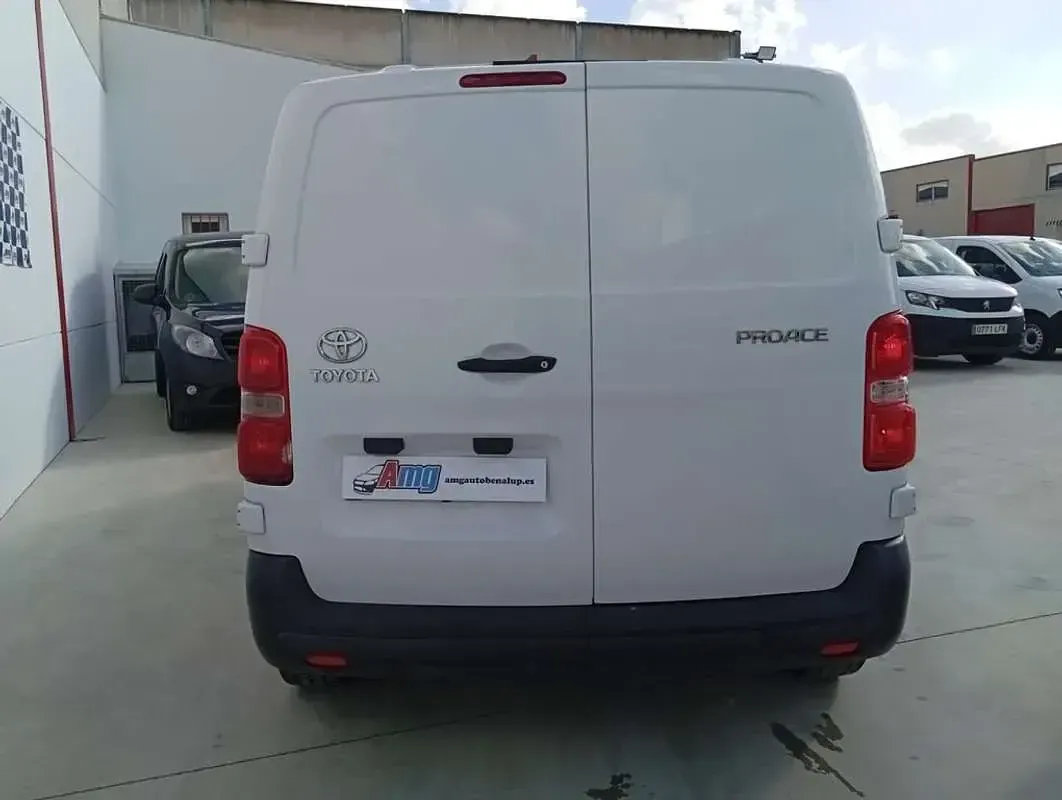 Usado Toyota Proace 102 CV (75 kW) 2021 Blanco Monovolumen