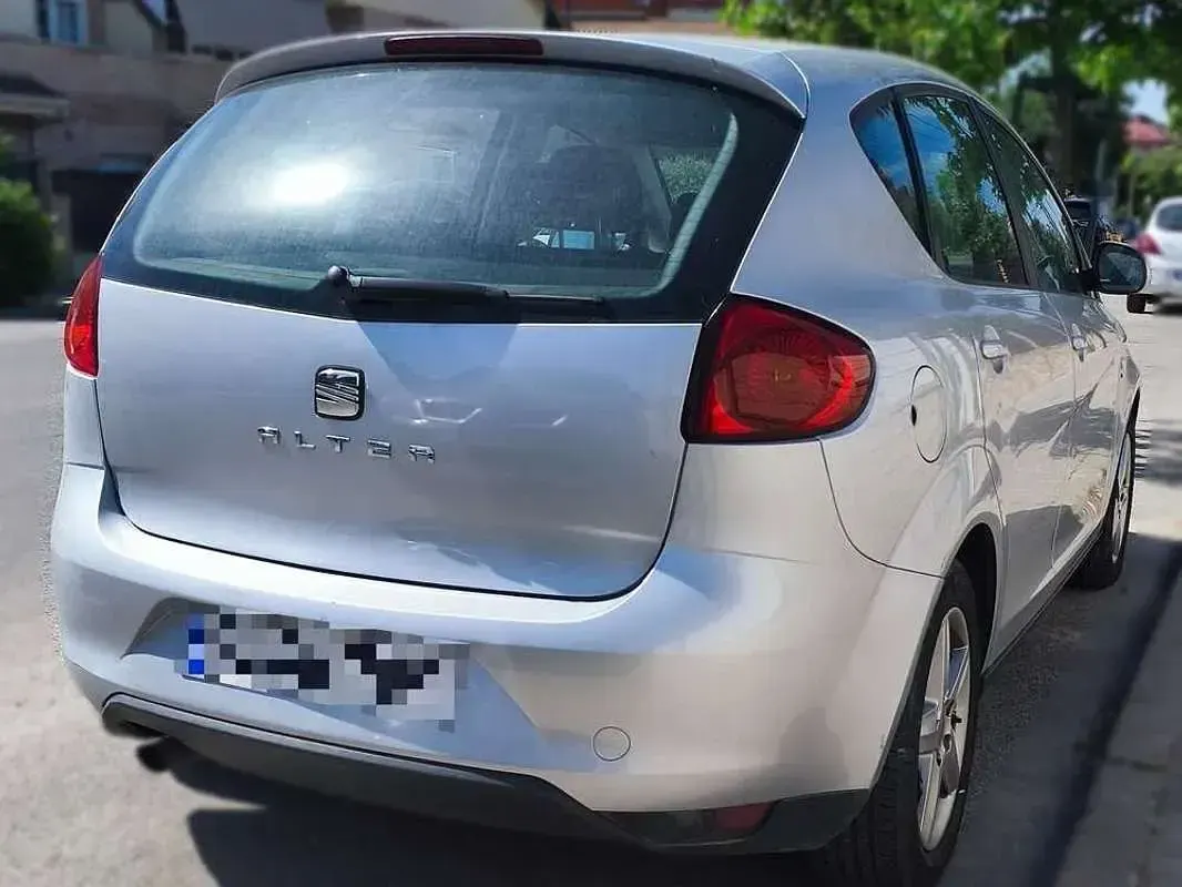 Usado Seat Altea Reference 105 CV (77 kW) 2012 Gris Monovolumen