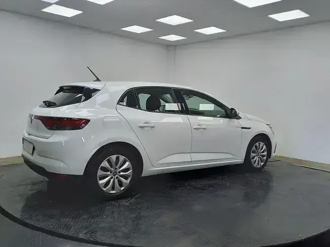 Usado Renault Mégane II Life 115 CV (84 kW) 2021 Blanco Berlina