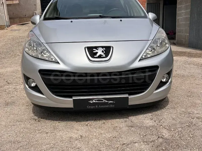 Usado Peugeot 207 Active 70 CV (51 kW) 2012 Gris / plata Berlina
