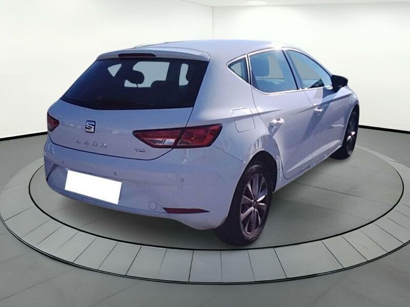 Usado Seat Leon Style 110 CV (80 kW) 2018 Blanco Berlina