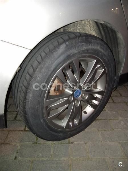 Usado Ford Focus Trend 95 CV (69 kW) 2011 Naranja Berlina