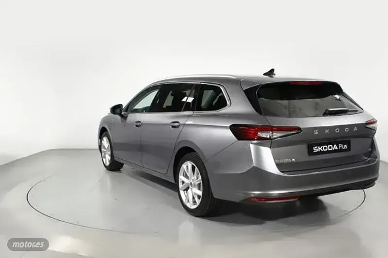 Usado Skoda Superb 204 CV (150 kW) 2026 Gris Familiar