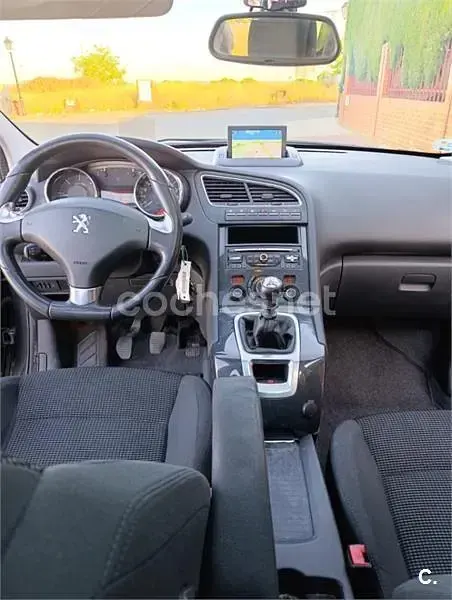 Usado Peugeot 5008 Allure 120 CV (88 kW) 2015 Gris / plata Monovolumen