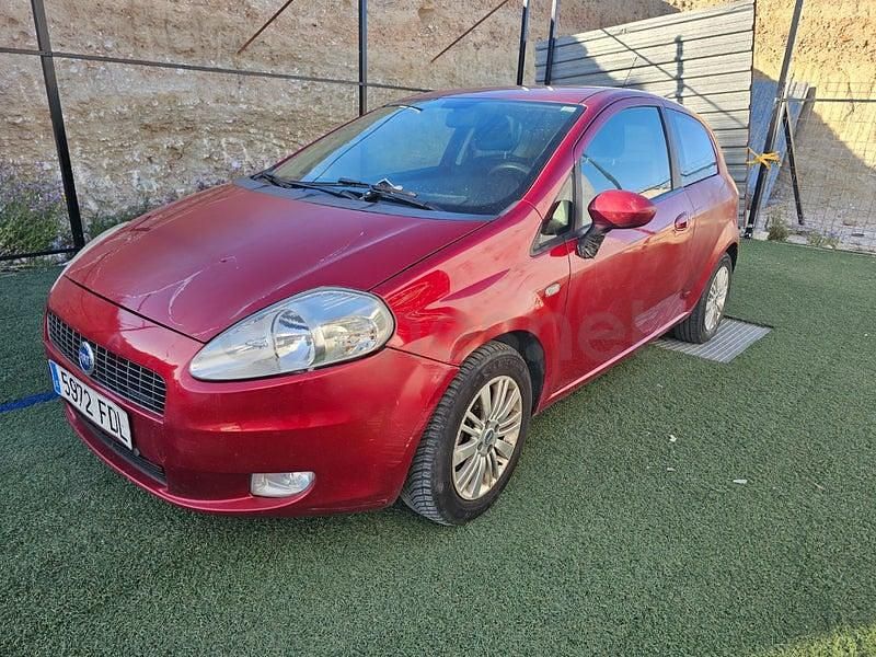 Usado Fiat Punto Dynamic 70 CV (51 kW) 2006 Granate Utilitario