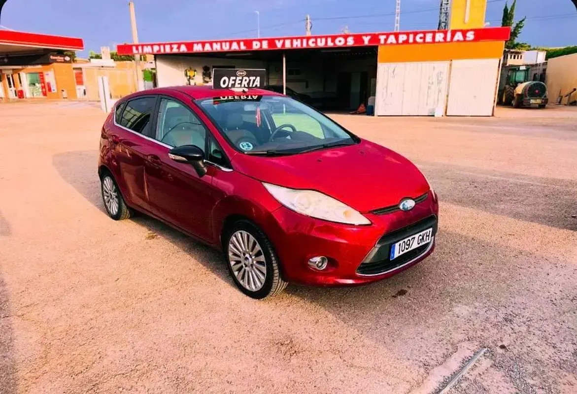 Usado Ford Fiesta Titanium 90 CV (66 kW) 2009 Rojo Utilitario
