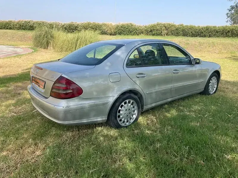Usado Mercedes C220 Elegance 143 CV (105 kW) 2002 Gris / plata Berlina