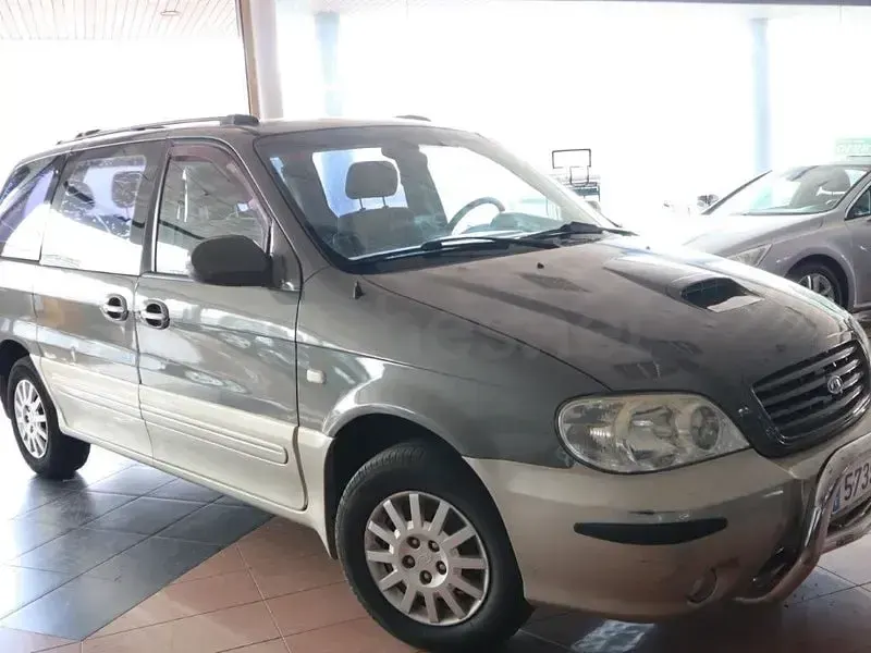 Usado Kia Carnival EX 144 CV (105 kW) 2004 Gris / plata Monovolumen