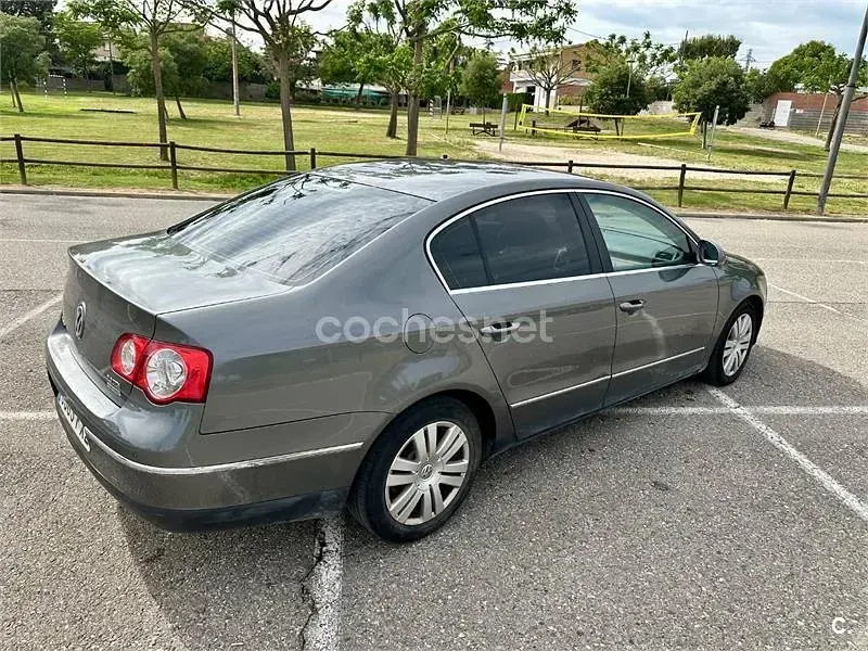 Usado VW Passat Sportline 140 CV (102 kW) 2007 Gris / plata Berlina