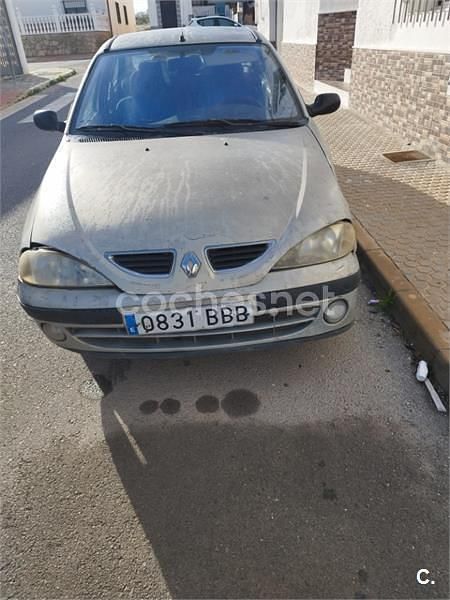 Usado Renault Mégane Privilege 110 CV (80 kW) 2000 Gris / plata Berlina