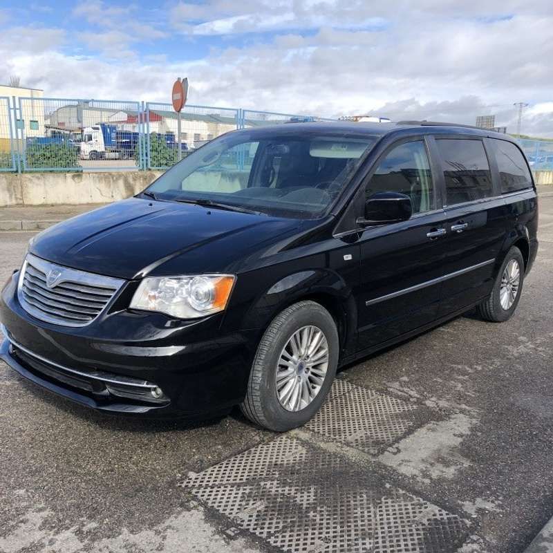 Negro Usado 2012 Lancia Voyager Platinum Monovolumen | 11.995 € (Precio justo) - Imagen 1/4